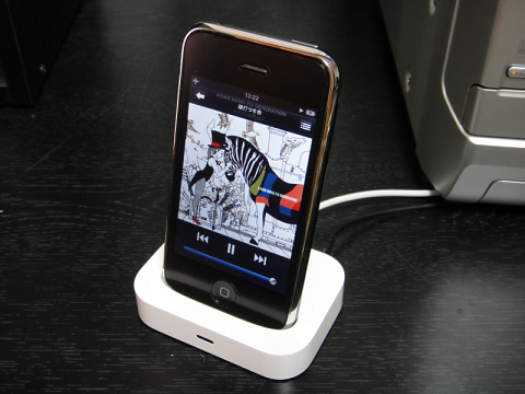 iPhone 3Gを接続。ドックアダプタは純正品を使用。
