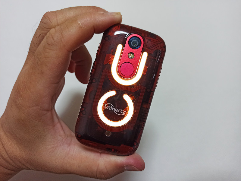 超小型サイズと光るスケルトンボディーの個性派スマホ「Unihertz Jelly