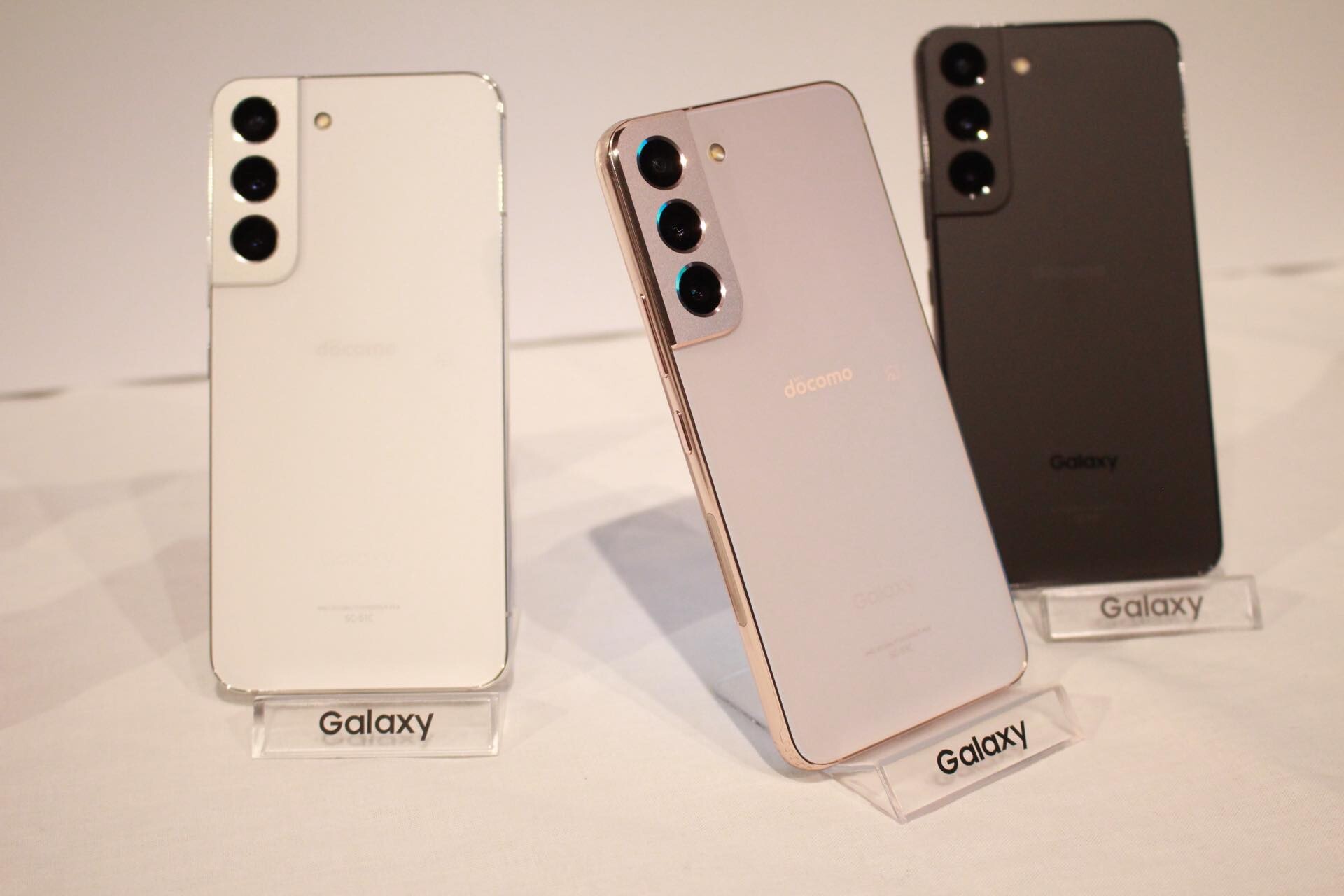 最新フラッグシップスマホ「Galaxy S22」を写真と動画で紹介！NTT