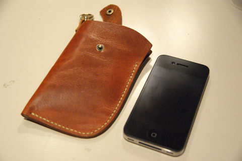 サイズは若干余裕があり、iPhone 4以外にも3Gや3GSも入る。