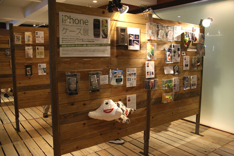 単なるスマートフォンケースという範疇から飛び出した芸術性の高い作品群（昨年の展示より）