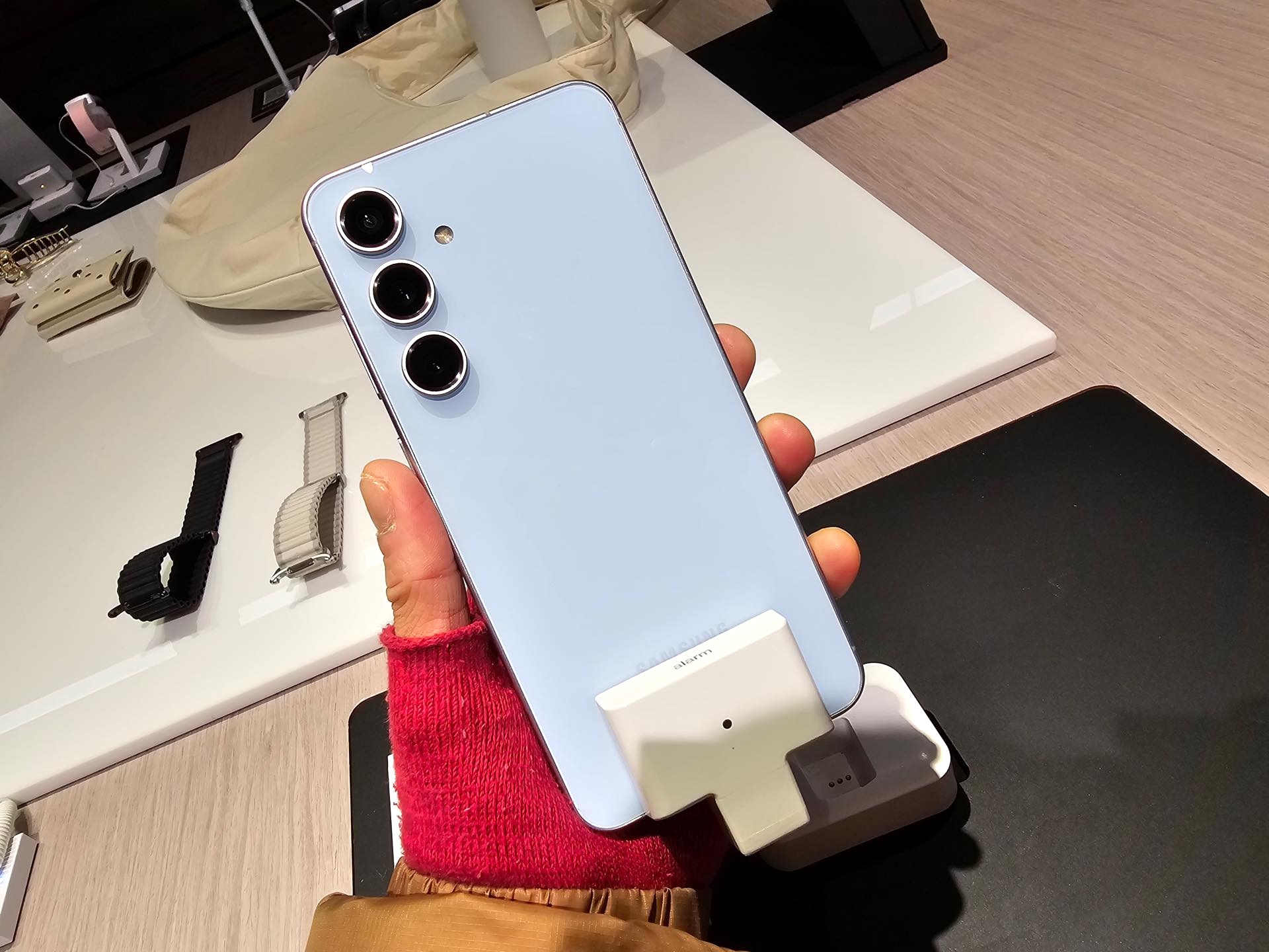 フラッグシップシリーズの廉価スマホ「Galaxy S24 FE」を写真で紹介