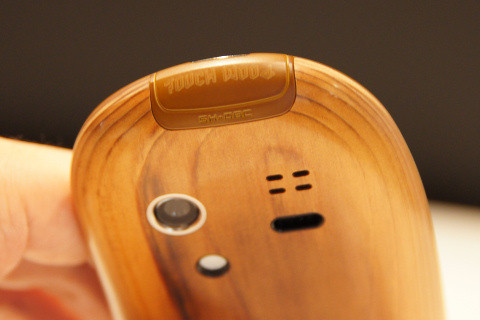 本体上部にmicroSDHCスロットを配置。TOUCH WOODのロゴが見える。