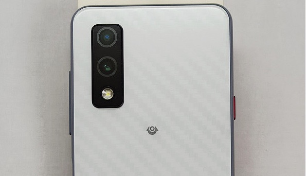 超細長い5インチ液晶で小型で持ちやすいミドルレンジスマホ「P-UP