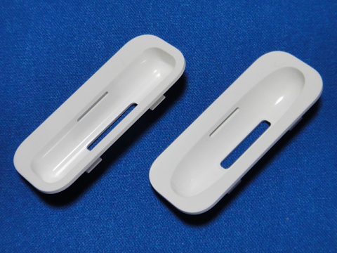 iPod用とiPhone 3G/3GS用のドックアダプタ。