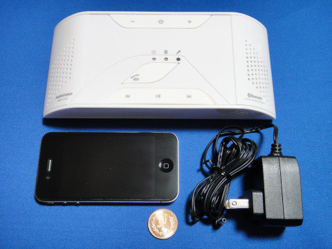 iPhone 4とのサイズ比較。大き過ぎず取り扱い易い。
