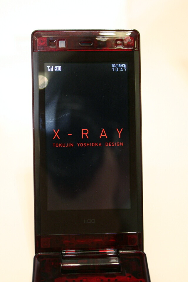 かつてのスケルトンケータイとはここが違う！au、iidaブランド「X-RAY