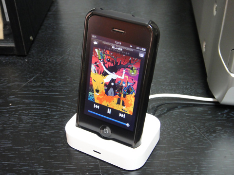 フルカバージャケットを着用したiPhone 3GSを専用ドックアダプタを使用して接続。