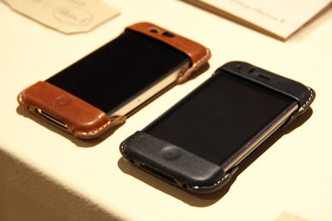 iPhoneのデザインをスポイルする事なく非常にスタイリッシュに仕上がっている。