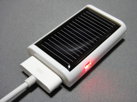 充電中は赤いLEDランプが点灯する。