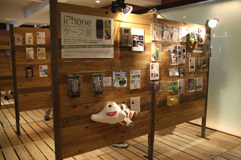 展示風景。作品と製作者の解説が並んで飾られていた。