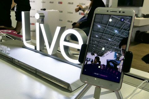 便利なLEDライトを前面に備えるライブストリーミング特化スマホ「ASUS ZenFone Live ZB501KL」を写真で紹介【レポート】 - S-MAX