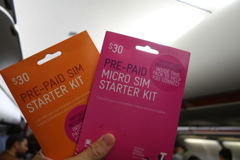 04 同じく機内販売で入手したTelstraのプリペイドSIM