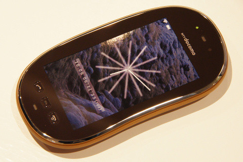 操作方法にはフルタッチパネルを採用する予定だが、Androidなどのスマートフォンではなく従来からの携帯電話用OSを採用するとの事。
