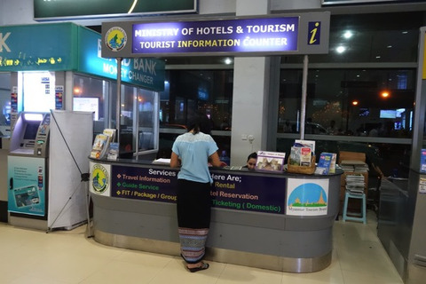 「TOURIST INFORMATION COUNTER」にてOoredooのプリペイドSIMが販売されている