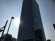 i03