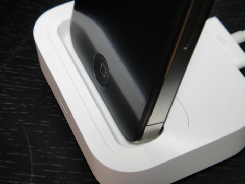 接続部拡大。iPodよりも薄い為、隙間が出来ている。