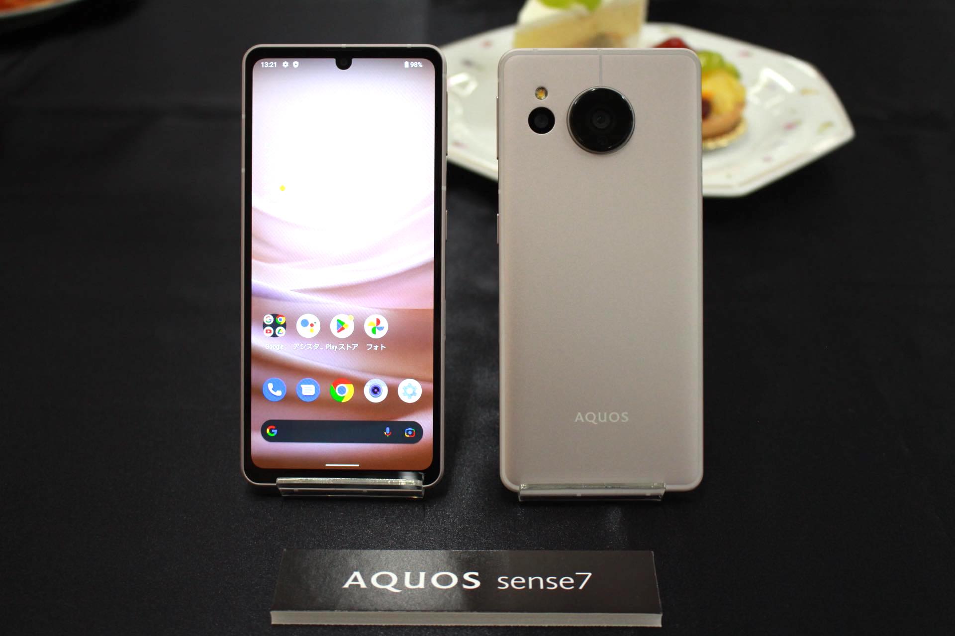 カメラ強化の5G対応スタンダードスマホ「AQUOS sense7」を写真と動画で